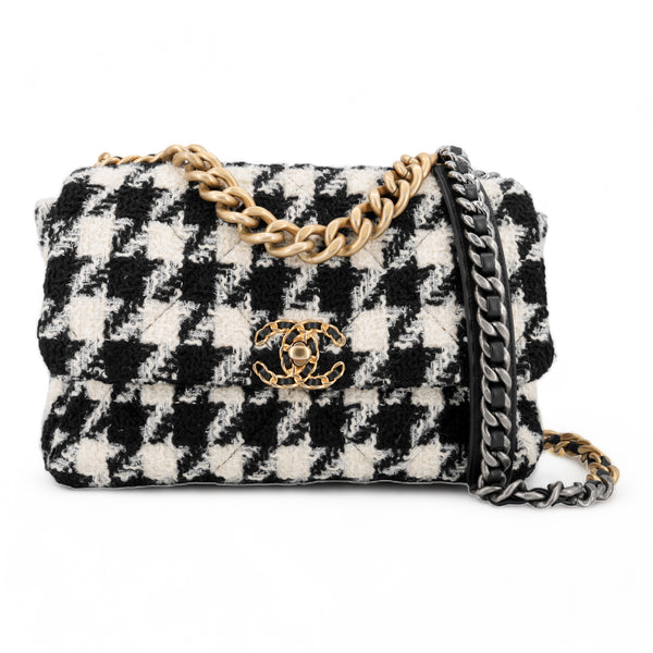 CHANEL CHANEL 19 Medium Flap Bag in Black And White Houndstooth Tweed - Replica Handbags Shopping
.com