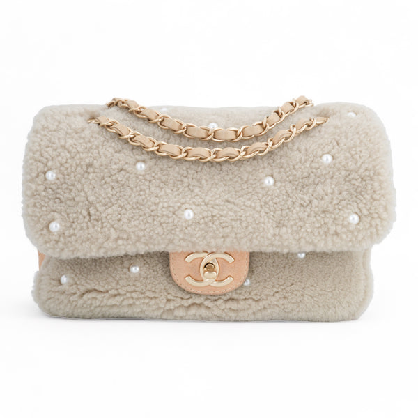 CHANEL Beige Shearling Pearl Flap Bag - Replica Handbags Shopping
.com