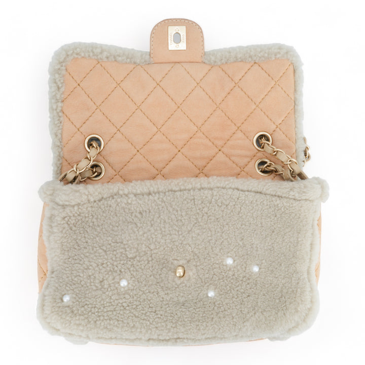 CHANEL Beige Shearling Pearl Flap Bag - Replica Handbags Shopping
.com