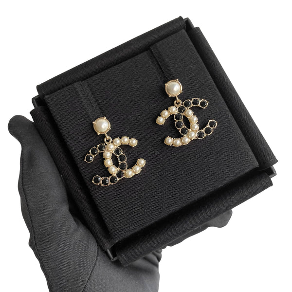 CHANEL 20B Black and White Crystal Pearl CC Dangle Earrings |- Replica Handbags Shopping
.com