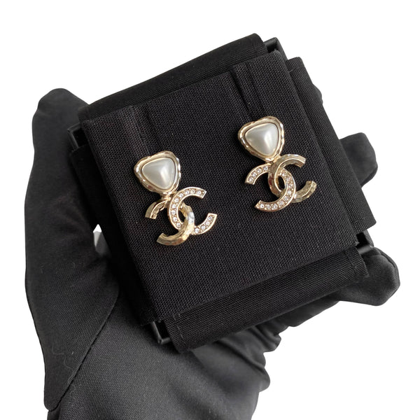 CHANEL 21K Heart Pearl CC Logo Stud Earrings - Replica Handbags Shopping
.com