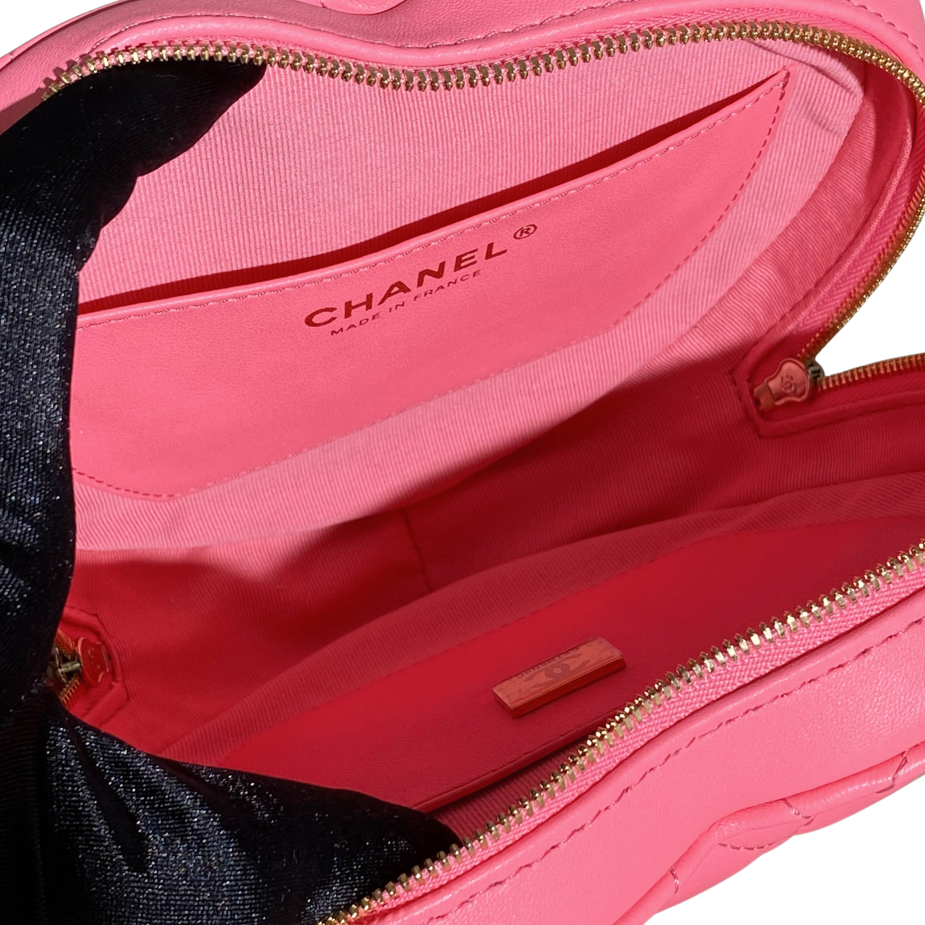 CHANEL 22S Large Heart Bag in Pink Lambskin - Replica Shoes .com